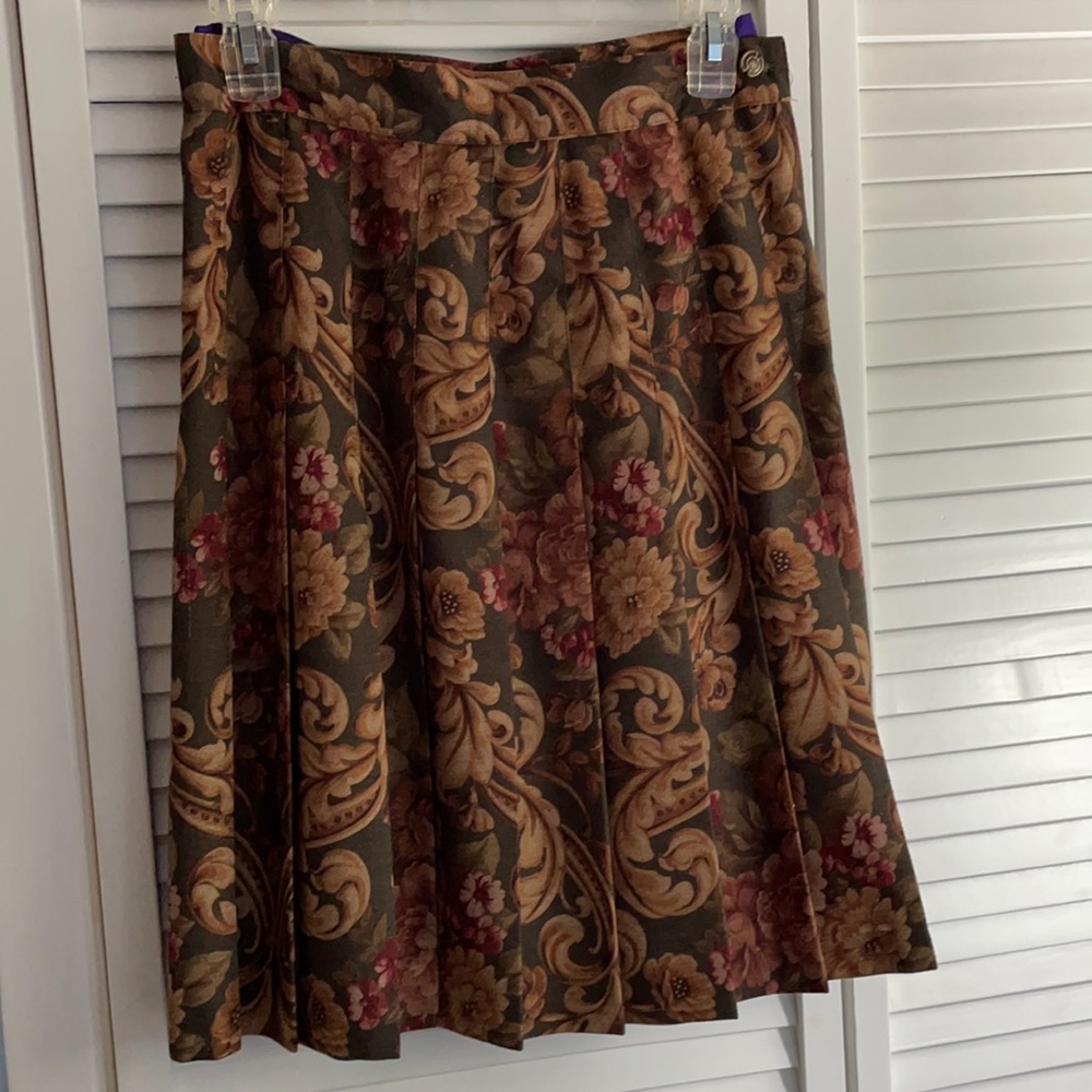 Pleated Skirt Size 6 vintage-like tapestry colors
